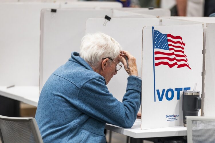 Un votante de Virginia emite su voto para las elecciones legislativas en el Centro Gubernamental Franconia en Alexandria, Virginia, Estados Unidos. Foto: EFE/JIM LO SCALZO.
