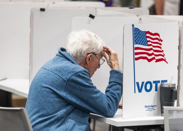Un votante de Virginia emite su voto para las elecciones legislativas en el Centro Gubernamental Franconia en Alexandria, Virginia, Estados Unidos. Foto: EFE/JIM LO SCALZO.