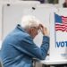 Un votante de Virginia emite su voto para las elecciones legislativas en el Centro Gubernamental Franconia en Alexandria, Virginia, Estados Unidos. Foto: EFE/JIM LO SCALZO.