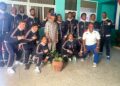 Yuriorkis Gamboa junto a jóvenes boxeadores guantanameros. Foto: Facebook Deporte provincial