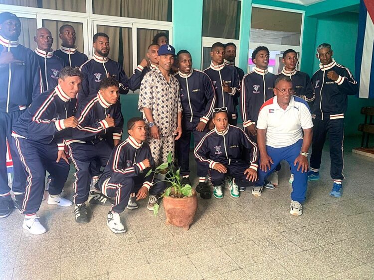 Yuriorkis Gamboa junto a jóvenes boxeadores guantanameros. Foto: Facebook Deporte provincial