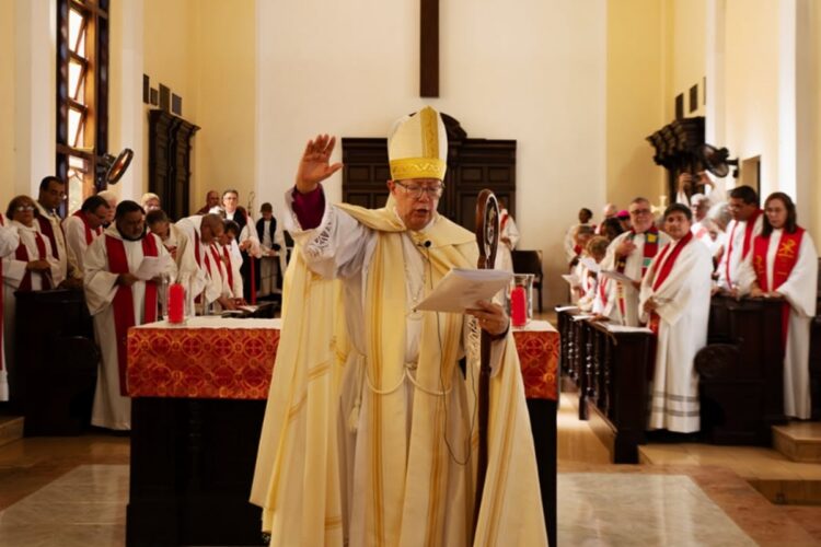El obispo Ángel Rivera Rodríguez y otros religiosos de la Iglesia Episcopal en Cuba. Foto: episcopalcuba / Instagram.