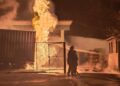 Bomberos combaten un incendio en un contenedor de combsutible, en una entidad de la agroindustria azucarera en Manzanillo, Granma, el 11 de octubre de 2026. Foto: CNC TV Granma / Facebook.