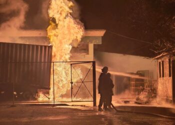 Bomberos combaten un incendio en un contenedor de combsutible, en una entidad de la agroindustria azucarera en Manzanillo, Granma, el 11 de octubre de 2026. Foto: CNC TV Granma / Facebook.