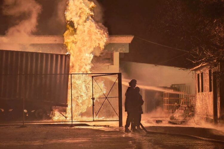 Bomberos combaten un incendio en un contenedor de combsutible, en una entidad de la agroindustria azucarera en Manzanillo, Granma, el 11 de octubre de 2026. Foto: CNC TV Granma / Facebook.