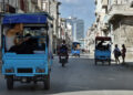 Calle de La Habana con el Habana Libre al fondo. Foto: Ernesto Mastrascusa/EFE.