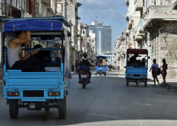 Calle de La Habana con el Habana Libre al fondo. Foto: Ernesto Mastrascusa/EFE.
