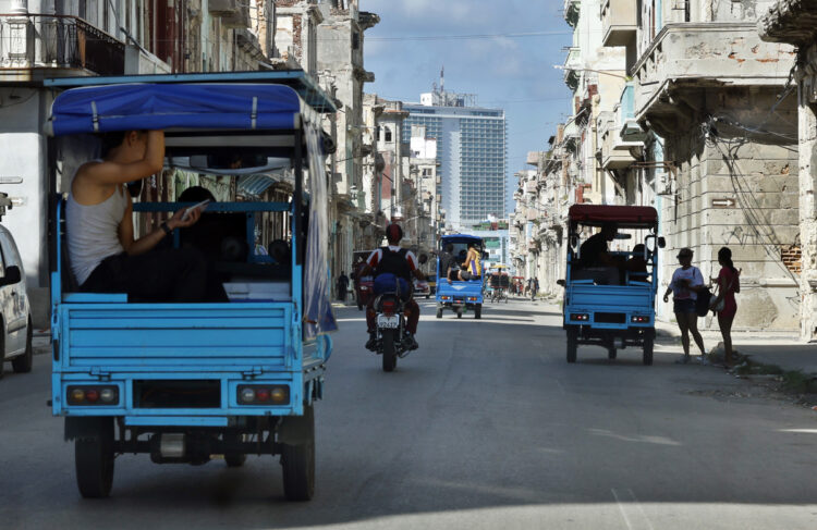 Calle de La Habana con el Habana Libre al fondo. Foto: Ernesto Mastrascusa/EFE.