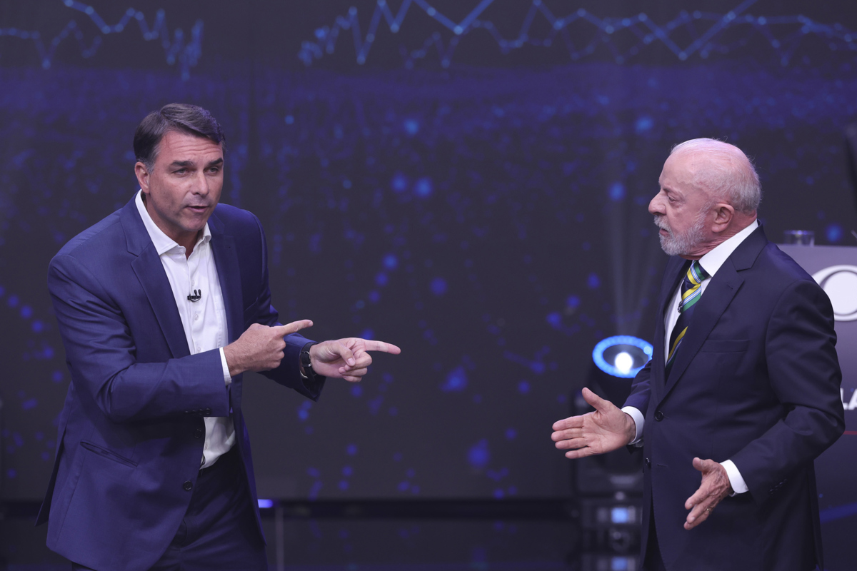 El presidente de Brasil y candidato a la reelección, Luiz Inácio Lula da Silva (d), y el opositor Flávio Bolsonaro, discuten durante un debate televisado, el 18 de octubre de 2026. Foto: Sebastiao Moreira / EFE.