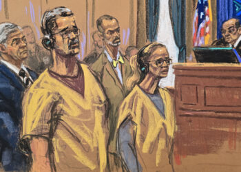 Fotografía de un dibujo realizado por la artista Jane Rosenberg que muestra al depuesto presidente venezolano Nicolás Maduro y su esposa, Cilia Flores, escuchando al juez federal Alvin Hellerstein (d), junto a sus abogados defensores (atrás), durante una audiencia celebrada en un tribunal federal en Nueva York, el 15 de octubre de 2026. Imagen: Jane Rosenberg / EFE.