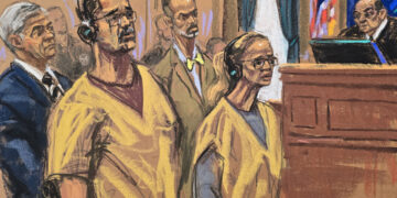 Fotografía de un dibujo realizado por la artista Jane Rosenberg que muestra al depuesto presidente venezolano Nicolás Maduro y su esposa, Cilia Flores, escuchando al juez federal Alvin Hellerstein (d), junto a sus abogados defensores (atrás), durante una audiencia celebrada en un tribunal federal en Nueva York, el 15 de octubre de 2026. Imagen: Jane Rosenberg / EFE.