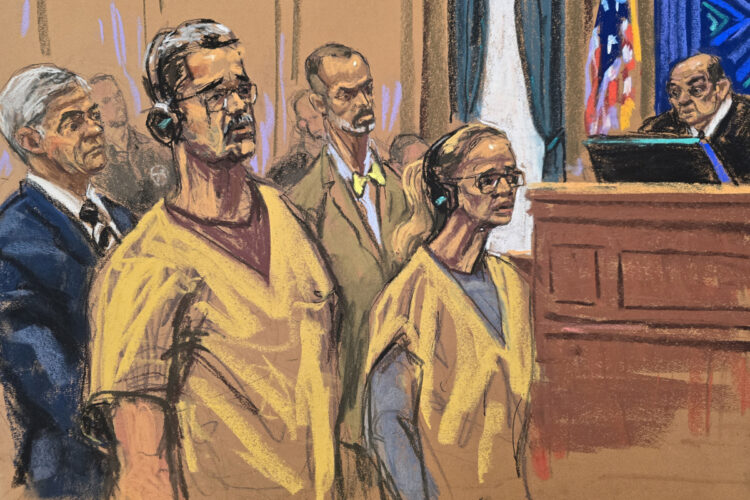 Fotografía de un dibujo realizado por la artista Jane Rosenberg que muestra al depuesto presidente venezolano Nicolás Maduro y su esposa, Cilia Flores, escuchando al juez federal Alvin Hellerstein (d), junto a sus abogados defensores (atrás), durante una audiencia celebrada en un tribunal federal en Nueva York, el 15 de octubre de 2026. Imagen: Jane Rosenberg / EFE.