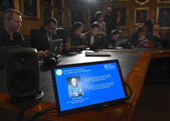 Anuncio del físico Francis Halzen como ganador del Premio Nobel de Física 2026, en una conferencia de prensa en la Real Academia Sueca de Ciencias, en Estocolmo. Foto: CHRISTINE OLSSON/EFE/EPA