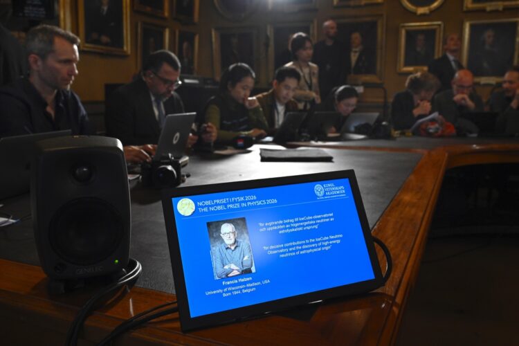 Anuncio del físico Francis Halzen como ganador del Premio Nobel de Física 2026, en una conferencia de prensa en la Real Academia Sueca de Ciencias, en Estocolmo. Foto: CHRISTINE OLSSON/EFE/EPA