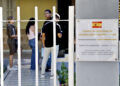 Personas esperan para entrar a la nueva sede del consulado de España en La Habana, en el municipio Playa. Foto: Ernesto Mastrascusa / EFE.