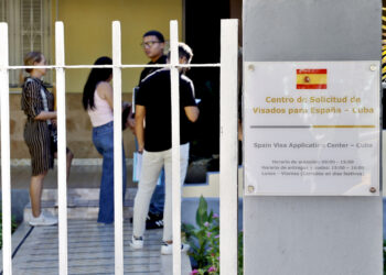Personas esperan para entrar a la nueva sede del consulado de España en La Habana, en el municipio Playa. Foto: Ernesto Mastrascusa / EFE.