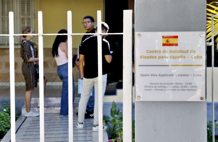 Personas esperan para entrar a la nueva sede del consulado de España en La Habana, en el municipio Playa. Foto: Ernesto Mastrascusa / EFE.