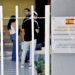 Personas esperan para entrar a la nueva sede del consulado de España en La Habana, en el municipio Playa. Foto: Ernesto Mastrascusa / EFE.