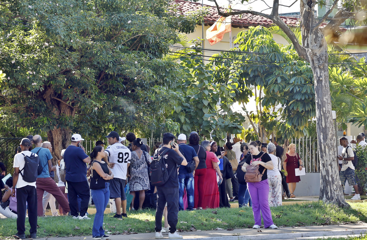 Personas hacen fila para entrar a la nueva sede del consulado de España en La Habana, en el municipio Playa. Foto: Ernesto Mastrascusa / EFE.