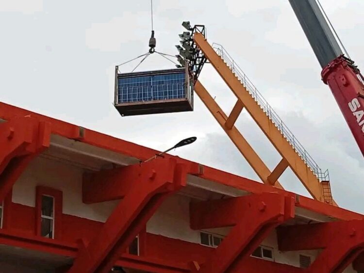 Montaje de paneles solares en el estadio Augusto César Sandino, de Santa Clara. Foto: Tomada del perfil de Facebook de la emisora CMHW.