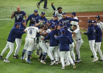 Los Rays de Tampa Bay vencieron in extremis a los Cerveceros de Milwaukee en el cuarto partido de la Serie Mundial, y lograron evitar la barrida. Foto: @RaysBaseball / X.