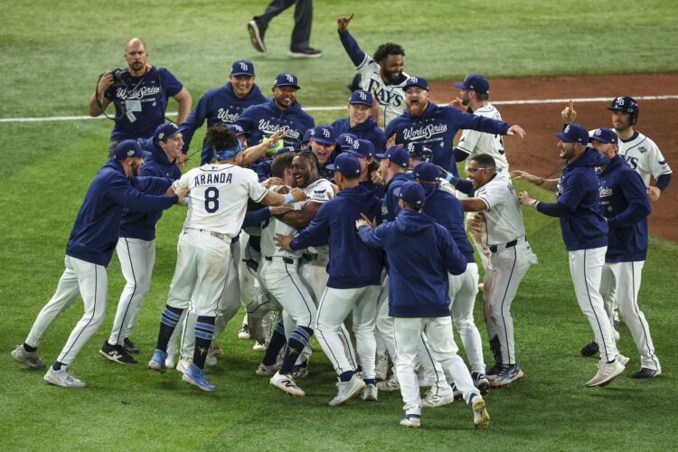 Los Rays de Tampa Bay vencieron in extremis a los Cerveceros de Milwaukee en el cuarto partido de la Serie Mundial, y lograron evitar la barrida. Foto: @RaysBaseball / X.