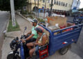 Trabajadores del proyecto de desarrollo local (PDL) El Rampeño, durante una jornada de recolección de basuras en La Habana. Foto: Ernesto Mastrascusa/EFE.