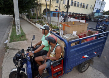 Trabajadores del proyecto de desarrollo local (PDL) El Rampeño, durante una jornada de recolección de basuras en La Habana. Foto: Ernesto Mastrascusa/EFE.
