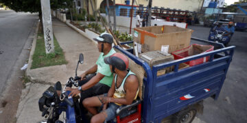 Trabajadores del proyecto de desarrollo local (PDL) El Rampeño, durante una jornada de recolección de basuras en La Habana. Foto:  Ernesto Mastrascusa/EFE.