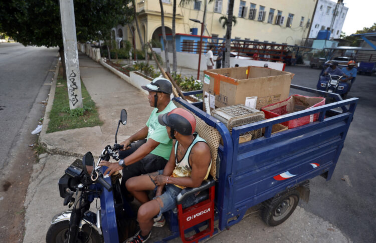 Trabajadores del proyecto de desarrollo local (PDL) El Rampeño, durante una jornada de recolección de basuras en La Habana. Foto: Ernesto Mastrascusa/EFE.