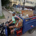 Trabajadores del proyecto de desarrollo local (PDL) El Rampeño, durante una jornada de recolección de basuras en La Habana. Foto: Ernesto Mastrascusa/EFE.