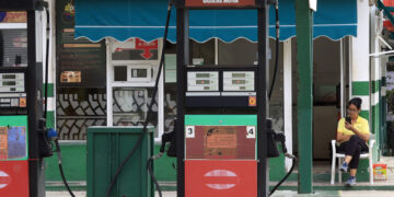 Una trabajadora revisa su teléfono móvil en una gasolinera estatal sin combustible en La Habana. Foto: Ernesto Mastrascusa / EFE / Archivo.
