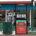 Una trabajadora revisa su teléfono móvil en una gasolinera estatal sin combustible en La Habana. Foto: Ernesto Mastrascusa / EFE / Archivo.