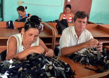 Imagen de archivo de un taller con empleados con discapacidad, en la ciudad de Camagüey. Foto: Rolando Blanco Cué / ACN / Archivo.