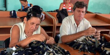 Imagen de archivo de un taller con empleados con discapacidad, en la ciudad de Camagüey. Foto: Rolando Blanco Cué / ACN / Archivo.