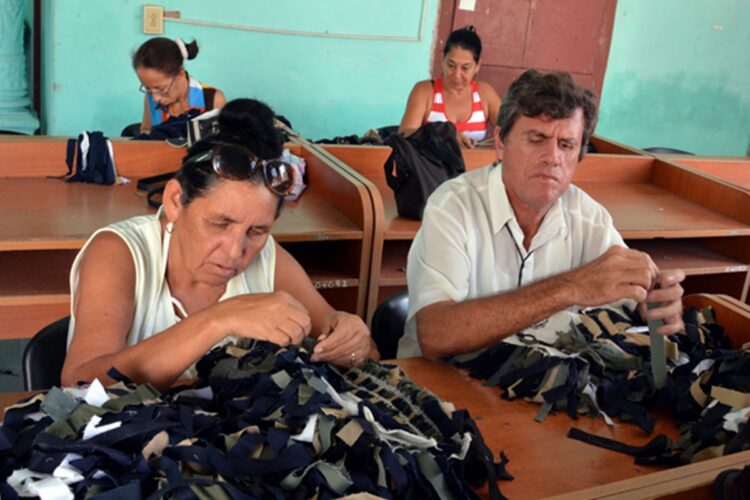 Imagen de archivo de un taller con empleados con discapacidad, en la ciudad de Camagüey. Foto: Rolando Blanco Cué / ACN / Archivo.