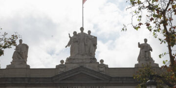 Tribunal Supremo en Madrid, este martes. Tras el adelanto electoral, el Tribunal Supremo ratificó su decisión de suspender el derecho al voto de los españoles que consiguieron la nacionalidad como consecuencia de la ley de nietos, cuya alta en el censo electoral está suspendida cautelarmente. EFE/Kiko Huesca.