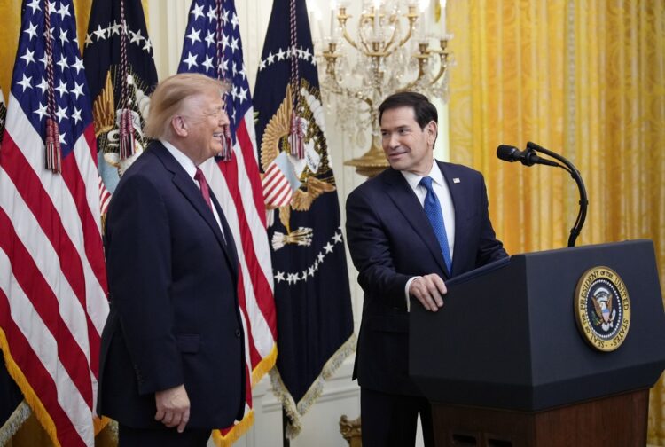 Donald Trump y el secretario de Estado estadounidense, Marco Rubio, durante la celebración del Mes de la Herencia Hispana en el Salón Este de la Casa Blanca en Washington D. C., EE. UU., el 30 de septiembre de 2026. Foto: EFE/EPA/YURI GRIPAS / POOL.