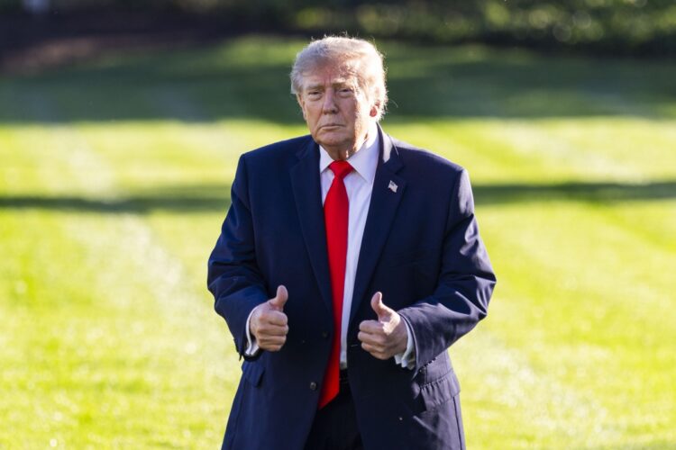 Trump saluda desde los jardines de la Casa Blanca. Foto: JIM LO SCALZO/EFE/EPA.