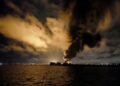 El humo se eleva de los incendios en la terminal petrolera de San Petersburgo, situada en el puerto de San Petersburgo, Rusia, el 18 de octubre de 2026. Foto: STRINGER/EFE.
