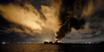 El humo se eleva de los incendios en la terminal petrolera de San Petersburgo, situada en el puerto de San Petersburgo, Rusia, el 18 de octubre de 2026. Foto: STRINGER/EFE.