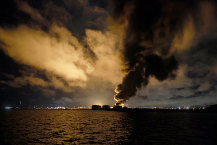 El humo se eleva de los incendios en la terminal petrolera de San Petersburgo, situada en el puerto de San Petersburgo, Rusia, el 18 de octubre de 2026. Foto: STRINGER/EFE.
