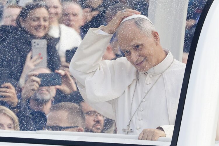 León XIV saluda a los fieles durante su audiencia general semanal, en la Ciudad del Vaticano, el 21 de octubre de 2026. Foto: FABIO FRUSTACI/EFE/EPA.