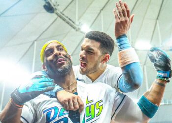Los cubanos Yandy Díaz y Víctor Mesa Jr. celebran el título de los Rays de Tampa Bay en la Serie de Campeonato de la Liga Americana y su avance a la Serie Mundial de la MLB. Foto: Tomada del perfil de Facebook de los Tampa Bay Rays.