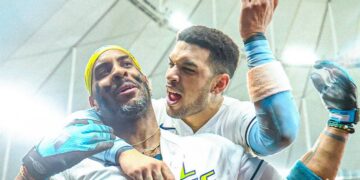 Los cubanos Yandy Díaz y Víctor Mesa Jr. celebran el título de los Rays de Tampa Bay en la Serie de Campeonato de la Liga Americana y su avance a la Serie Mundial de la MLB. Foto: Tomada del perfil de Facebook de los Tampa Bay Rays.