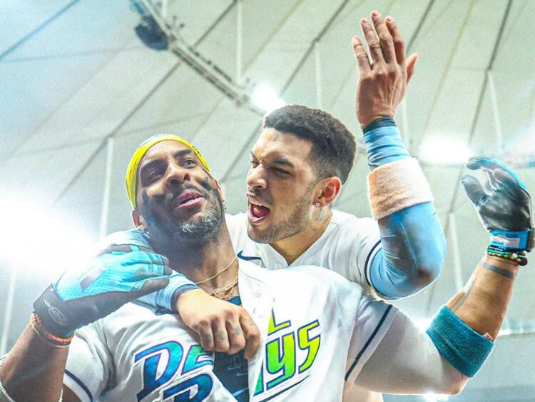 Los cubanos Yandy Díaz y Víctor Mesa Jr. celebran el título de los Rays de Tampa Bay en la Serie de Campeonato de la Liga Americana y su avance a la Serie Mundial de la MLB. Foto: Tomada del perfil de Facebook de los Tampa Bay Rays.