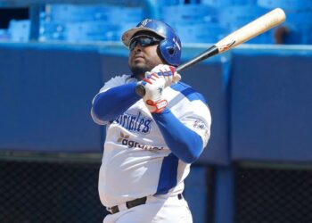 Yasmani Tomás, héroe de Industriales en el comienzo de la 65 Serie Nacional, en la que los Azules estrenan el patrocinio de la mipyme A Granel. Foto: Roberto Morejón / JIT Deporte Cubano.