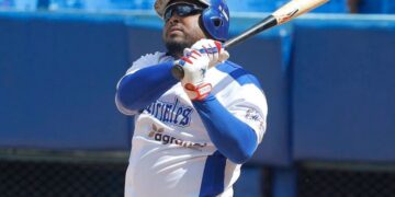 Yasmani Tomás, héroe de Industriales en el comienzo de la 65 Serie Nacional, en la que los Azules estrenan el patrocinio de la mipyme A Granel. Foto: Roberto Morejón / JIT Deporte Cubano.
