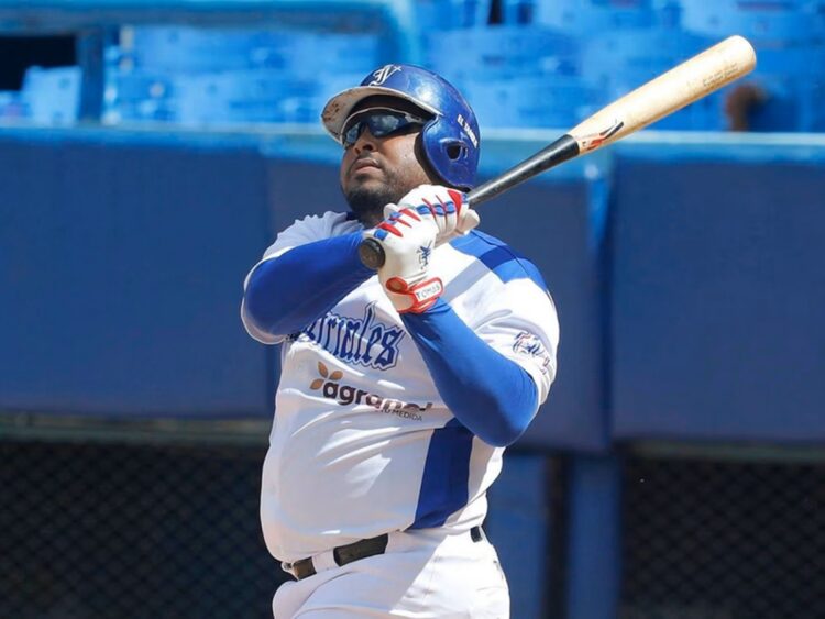 Yasmani Tomás, héroe de Industriales en el comienzo de la 65 Serie Nacional, en la que los Azules estrenan el patrocinio de la mipyme A Granel. Foto: Roberto Morejón / JIT Deporte Cubano.